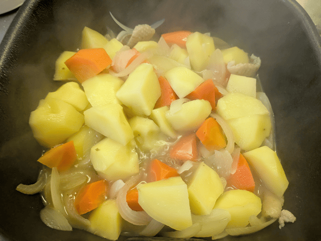 野菜を炒めて煮る